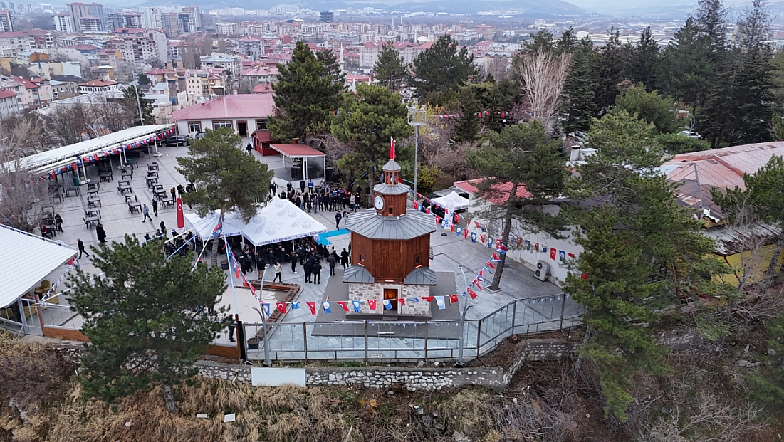 Tarihi saat kulesi yeniden inşa edildi