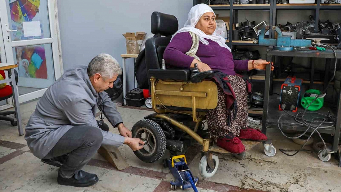600 tekerlekli sandalye ücretsiz onarıldı