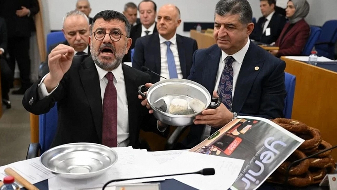 Tencerede yemek değil taş kaynıyor!