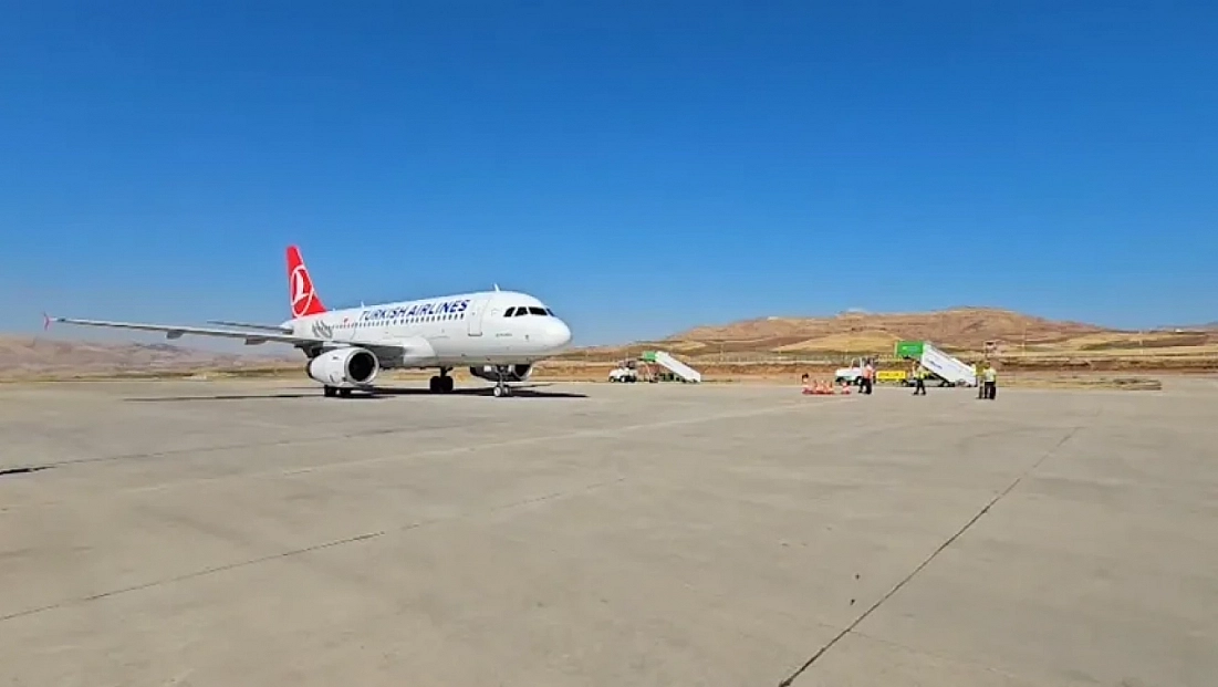 Yenilenen Siirt Havalimanı'na ilk yolcu uçağı indi