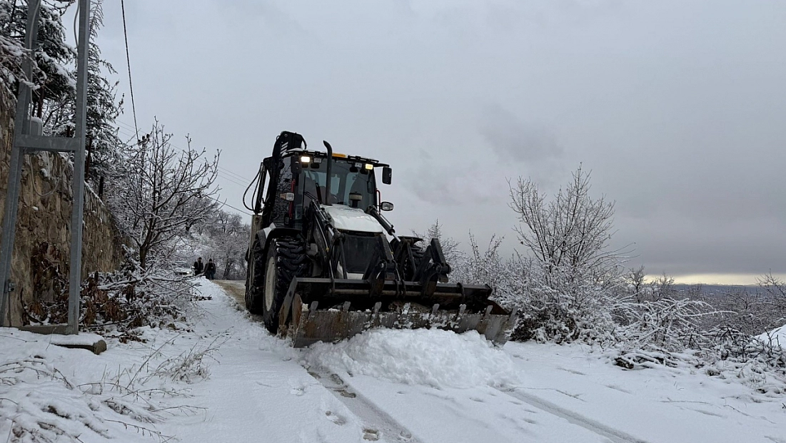 Yeşilyurt’ta belediye ekipleri kar mesaisinde