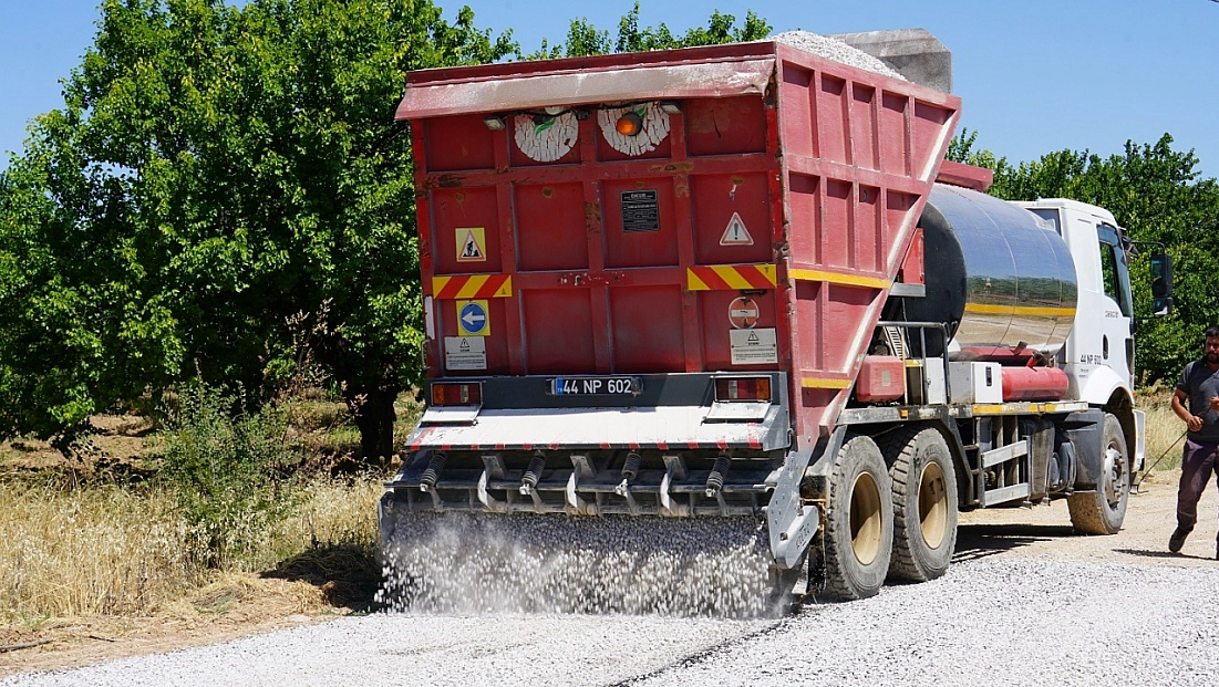 Yeşilyurt'ta kırsal mahallelere ulaşım kolaylaşıyor
