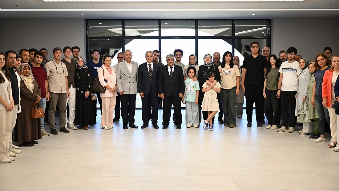 YKS’de dereceye girmişlerdi: Yeşilyurt Belediyesi ödüllendirdi