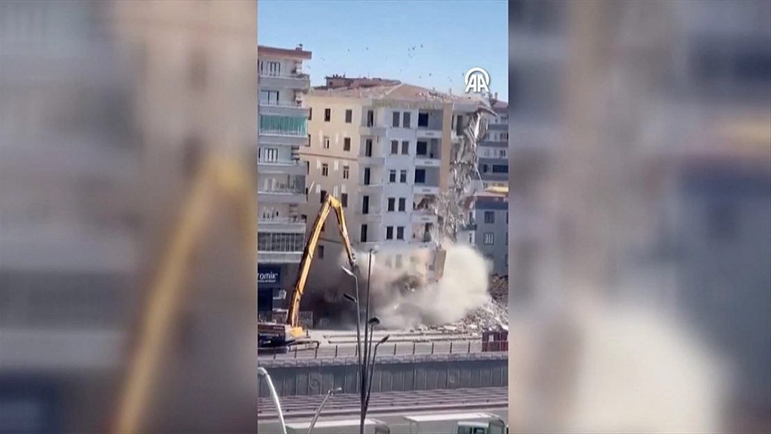 7 katlı bina yıkım esnasında çöktü