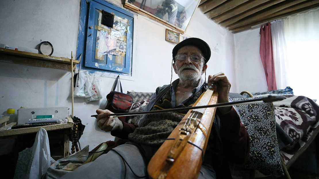 85 Yaşında İlk Günkü Heyecanıyla Kemençe ve Saz Çalıyor