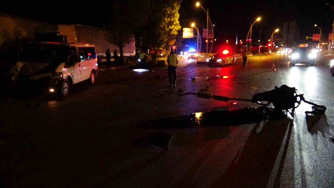 Motor yola uçtu! Ağaca çarpan minibüs hurdaya döndü| 2 yaralı