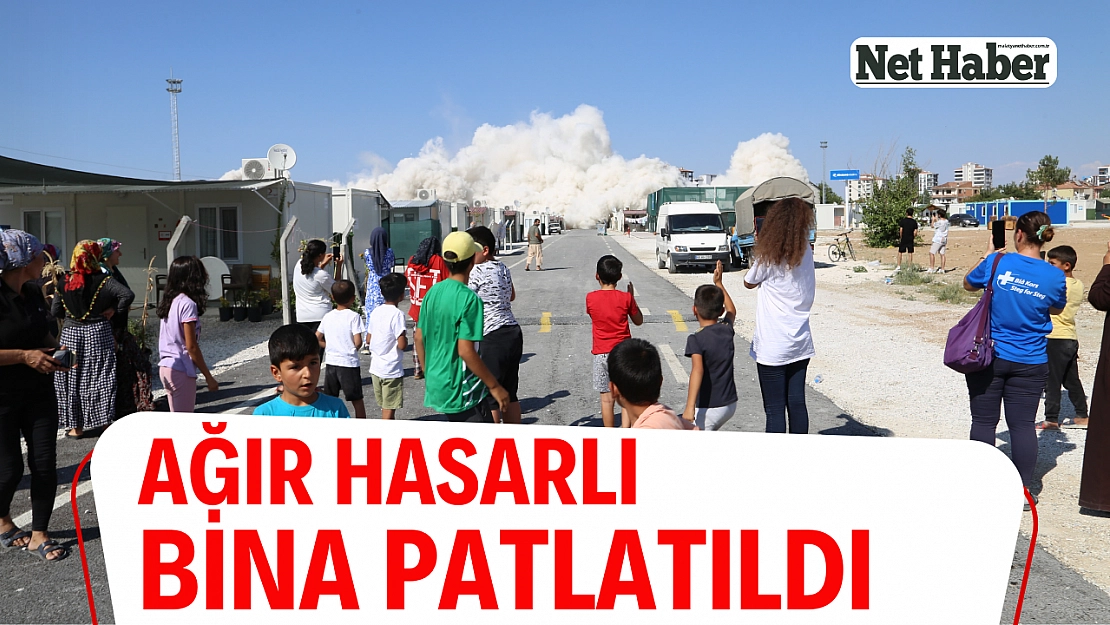 Ağır hasarlı bina patlatıldı