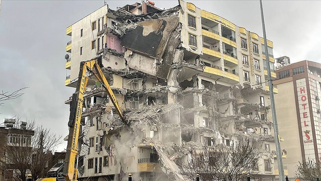 Ağır hasarlı binaların yıkımı sürüyor