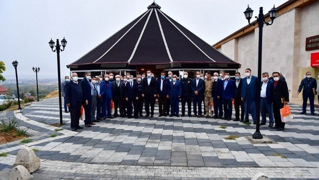 Muhtarları oba çadırında ağırladı