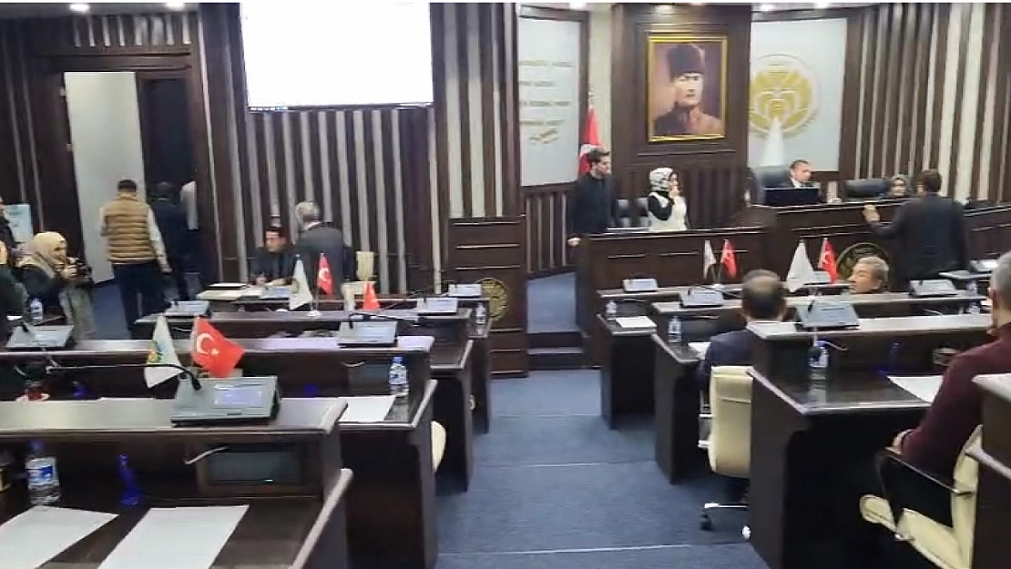 Büyükşehir'de CHP Birbirine Girdi: Salonu Terk Ettiler!