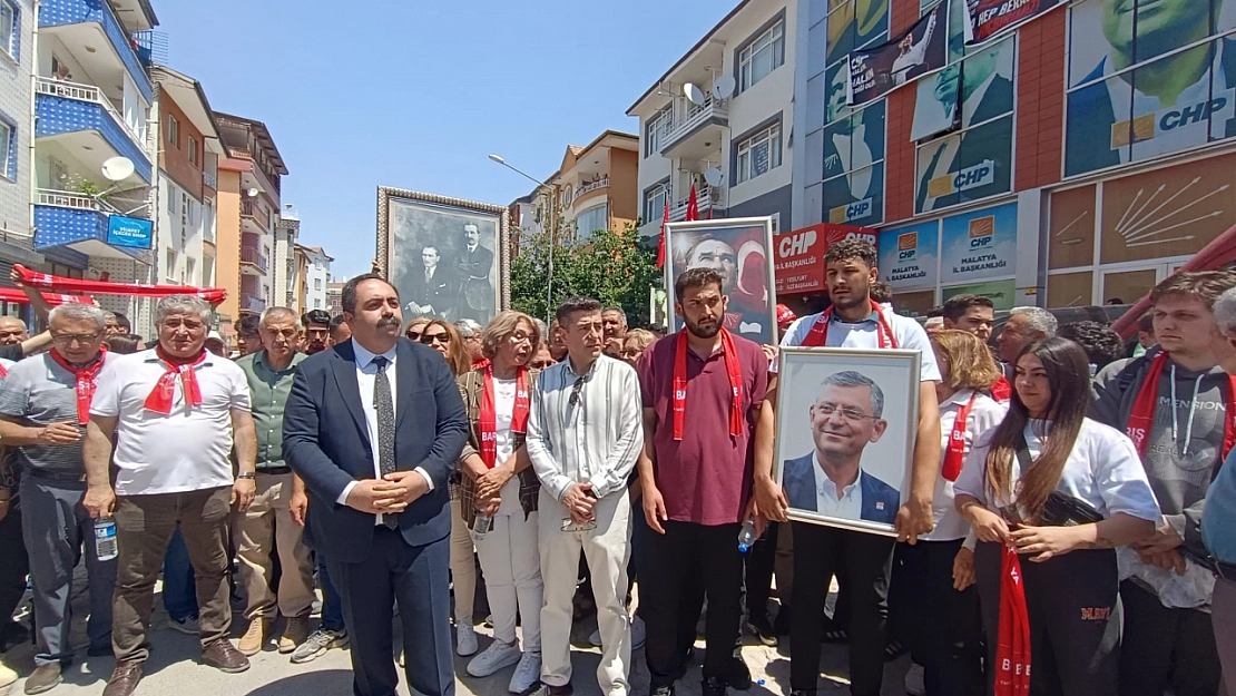 CHP Malatya'da poster eylemi: Dün başköşedeydi, bugün hain diyerek resmini astılar…
