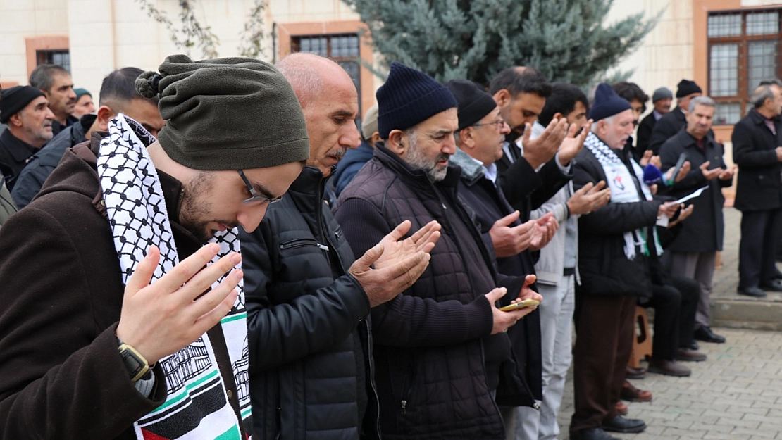 Gazze için eller semaya kalktı