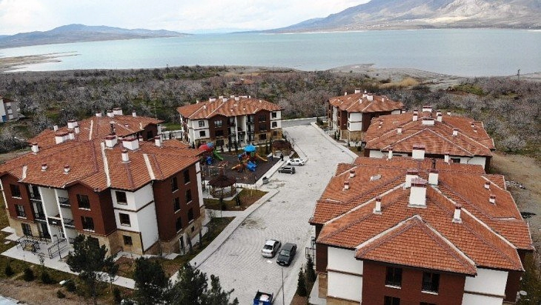 Göl manzaralı konutlar