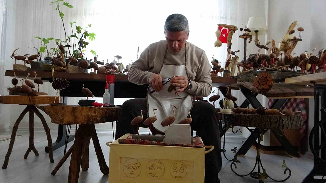 Ağaç parçalarını sanat eserine dönüştürüyor