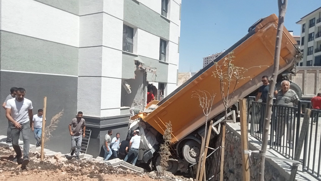 İkizce TOKİ'de kamyon binaya daldı!