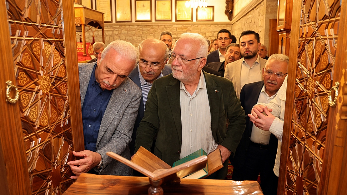 'İnsanları hak yolunda aydınlatmış'