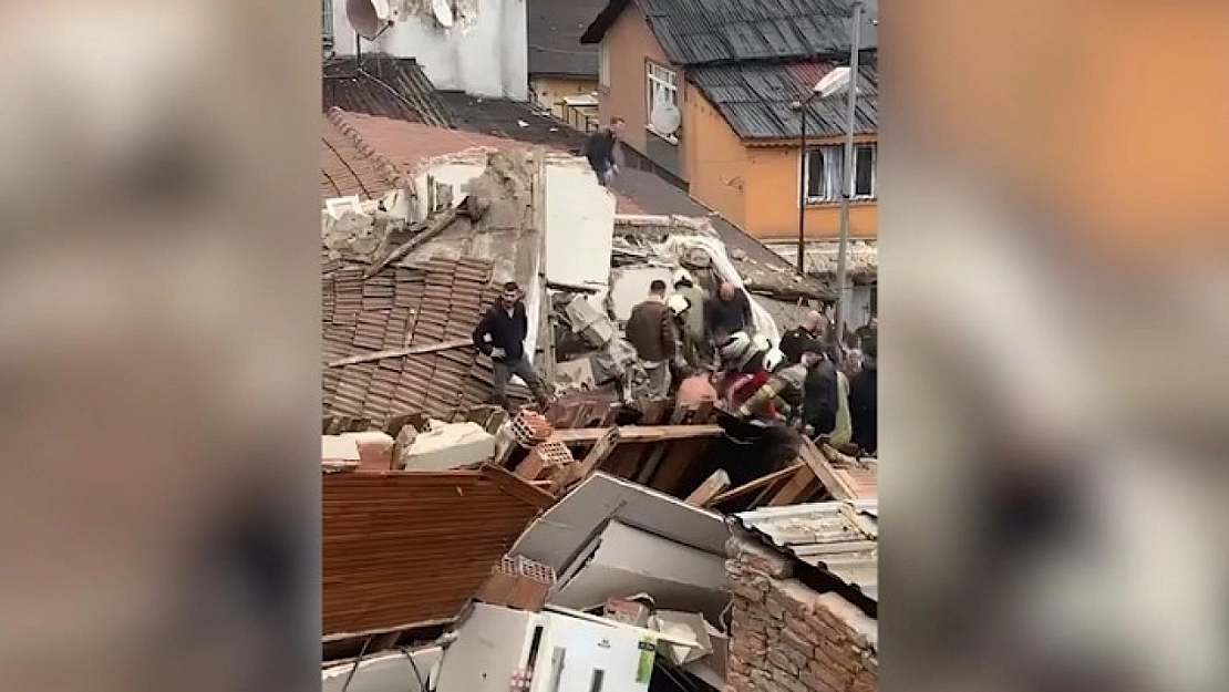 İstanbul'da 2 bina çöktü