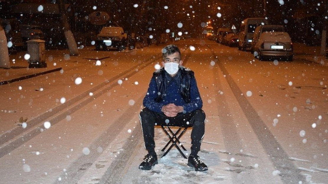 Tabureyi alıp yola fırladı