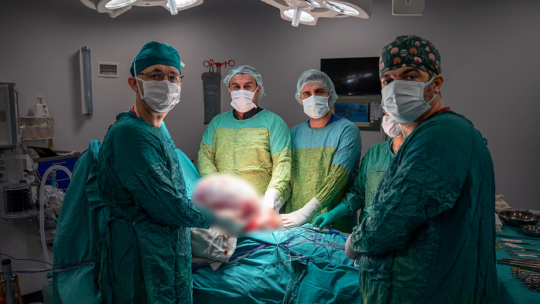 Karın şişkinliğiyle hastaneye gitti 15 kilogramlık kitle çıkarıldı