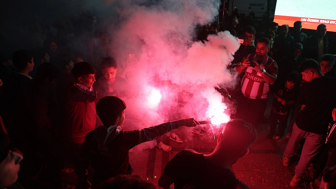 Komşuda Sevinç Başladı..! Sokaklar Bayram Havasına Döndü.