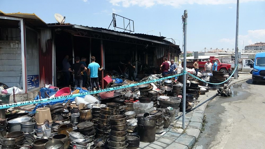 Konteyner Çarşıda Yangın Söndürüldü: Esnafın Zararı Milyonları Buluyor!