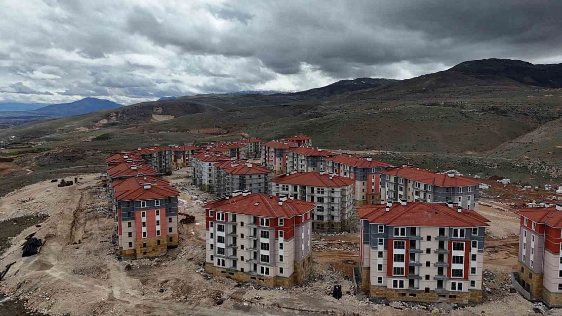 Akçadağ'da konutlar yükseliyor! 6 ayda 407 yeni konut inşa edildi!
