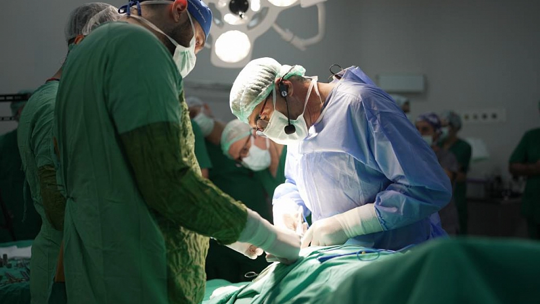 Malatya'da 14 başarılı ameliyat, 300'e yakın hekim takip etti