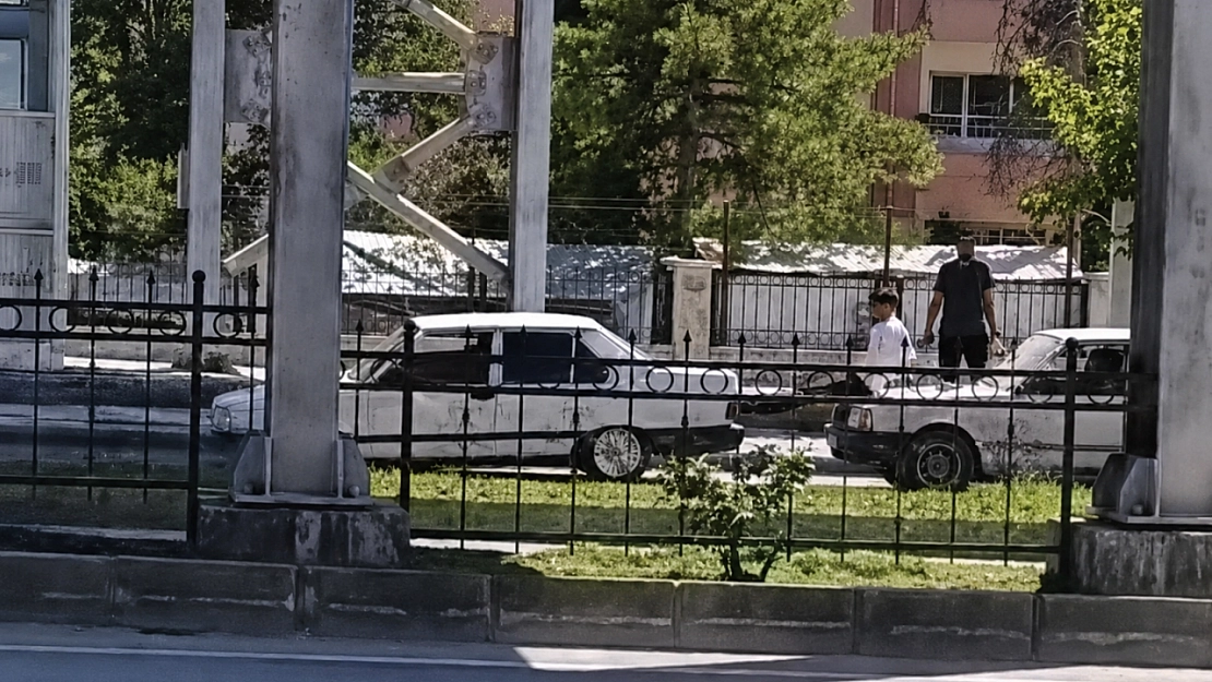 Malatya'da ilginç manzara: Trafiğin ortasında aracı ayaklarıyla itti!