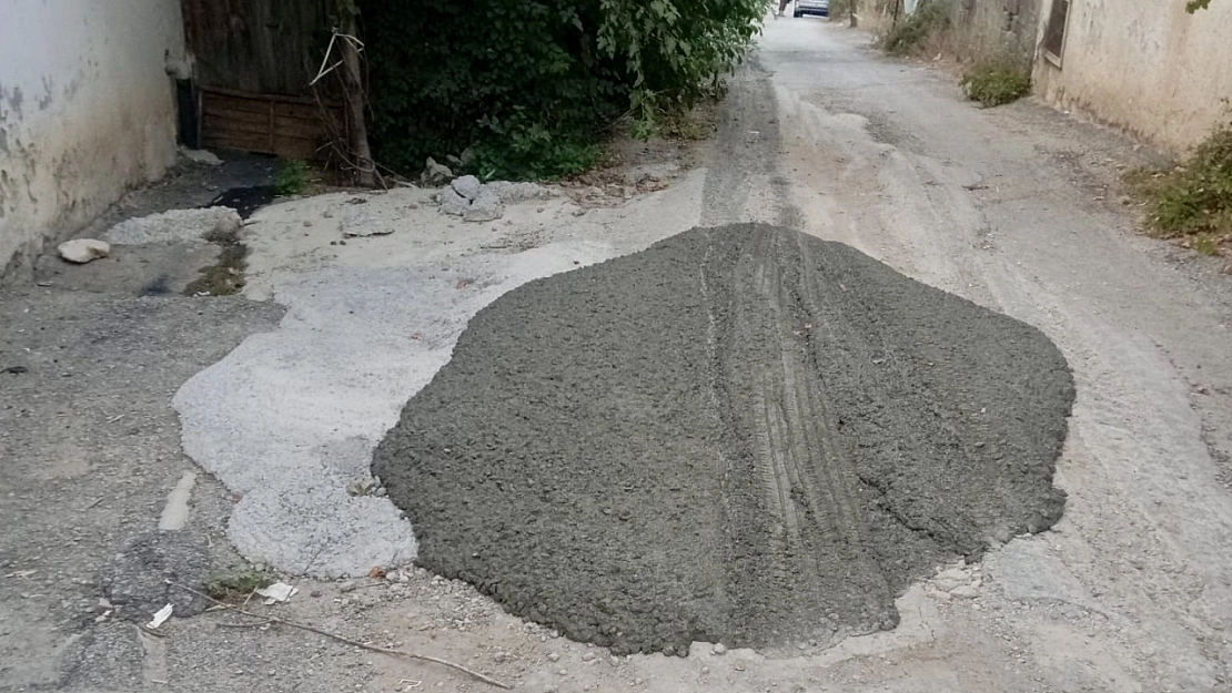 Malatya'da beton mikseri sokağa harç döküp kaçtı! 'Denetleyen yok mu?'