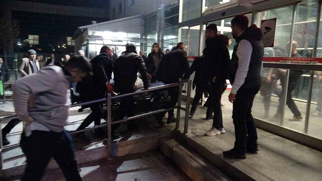 Malatya'da Polis Merkezi önünde bıçaklar çekildi: 3 yaralı