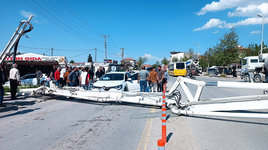 Malatya'da beton pompası yola devrildi: Faciaya ramak kaldı!