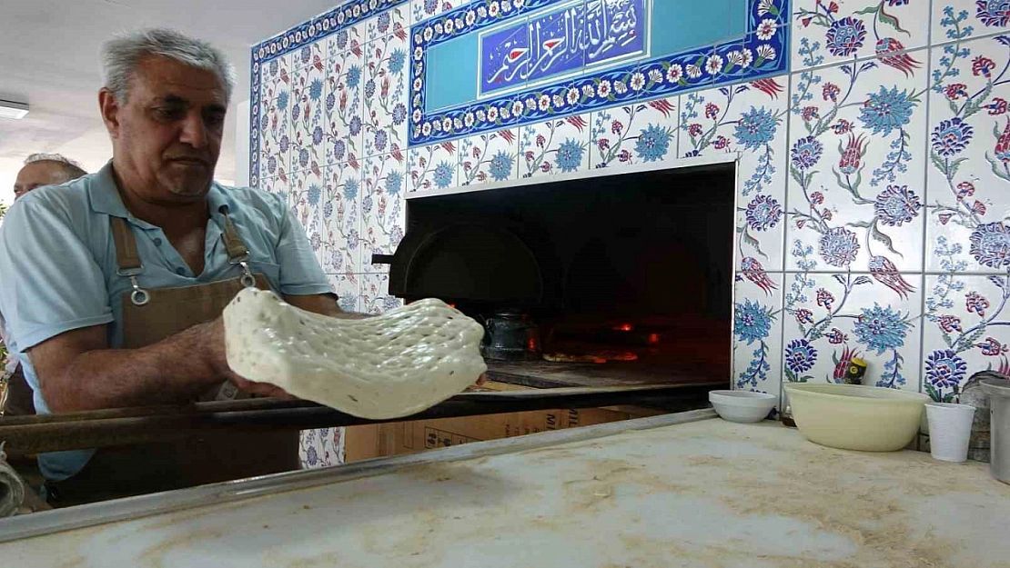 Malatya'da 340 dereceye direnen fırıncılar! Ekmek sıcak, emek daha sıcak
