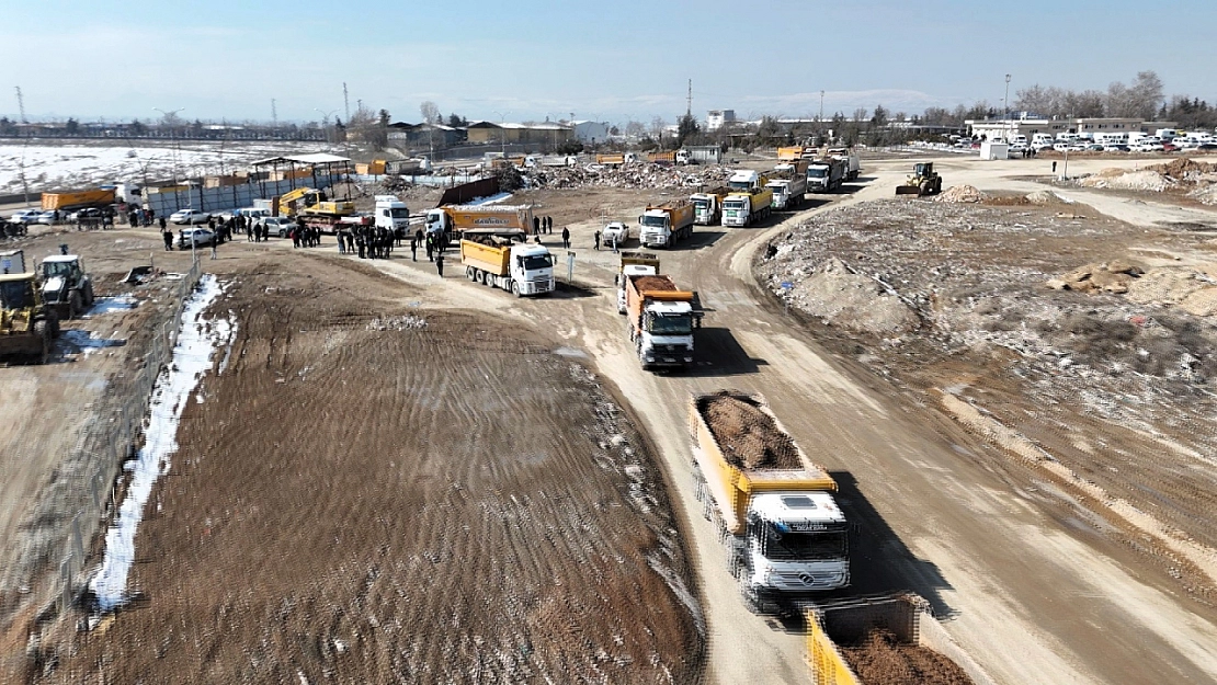 Malatya'da Hafriyat Krizi: Yolları Çamura Çeviren Kamyoncular da İsyan Etti!