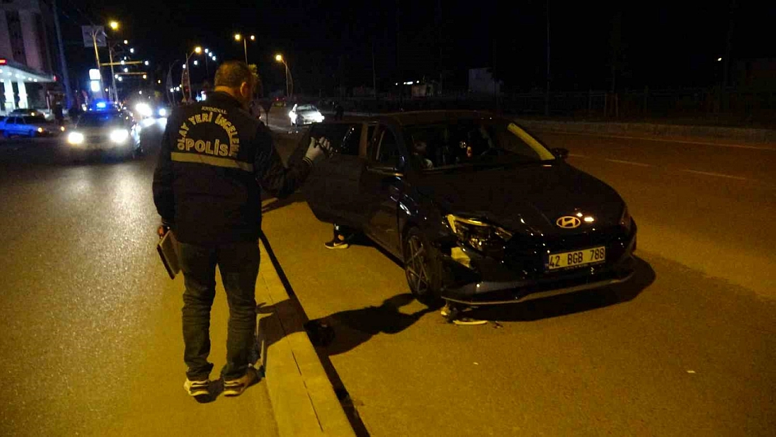 Malatya'da yolun karşısına geçmeye çalışırken iki araç birden çarptı