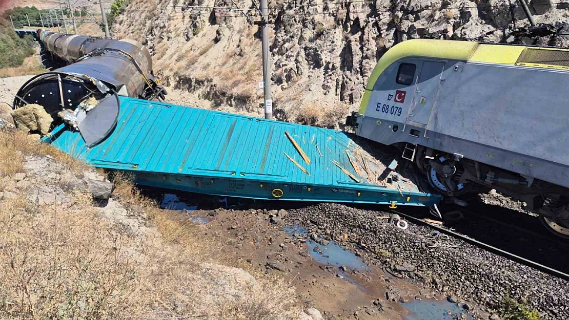 Malatya'da iki yük treni kafa kafaya çarpıştı: 1 yaralı