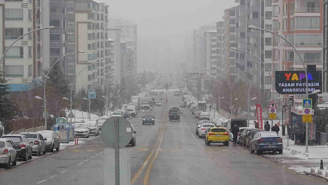 Kar yağışı Malatya'yı esir aldı