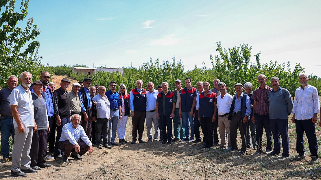 Malatya'da kayısı üreticilerine yönelik tarla okulu eğitimi başladı