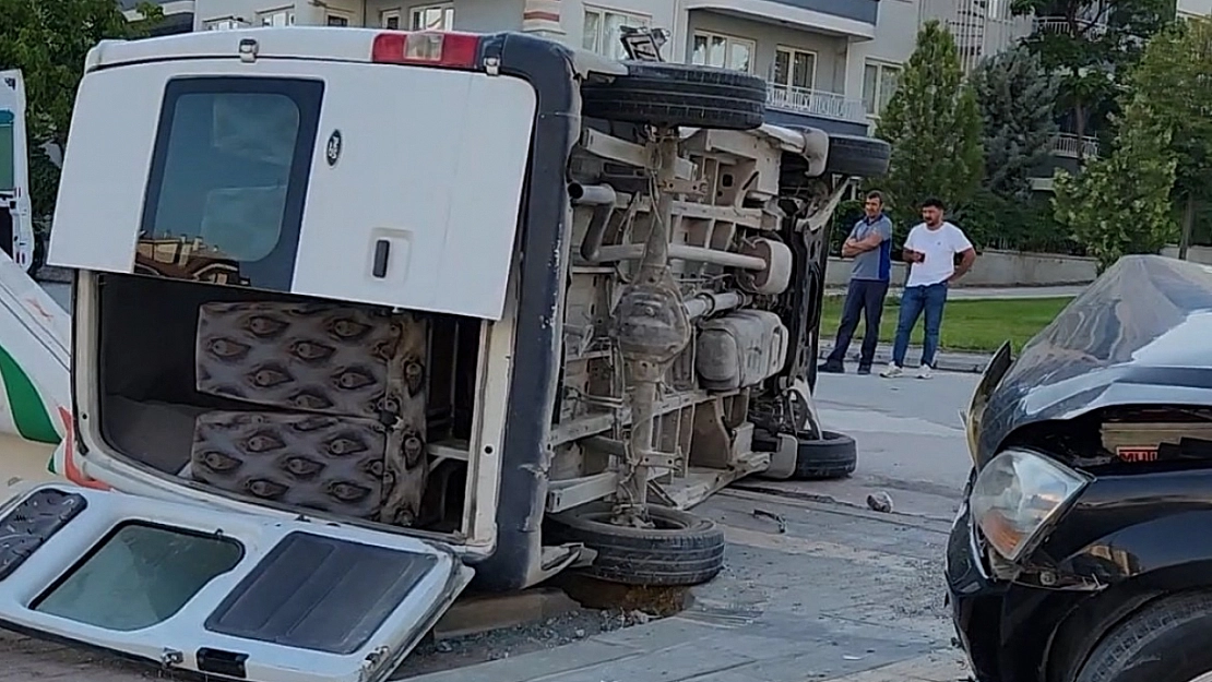 Malatya'da kaza: Minibüs yan yattı