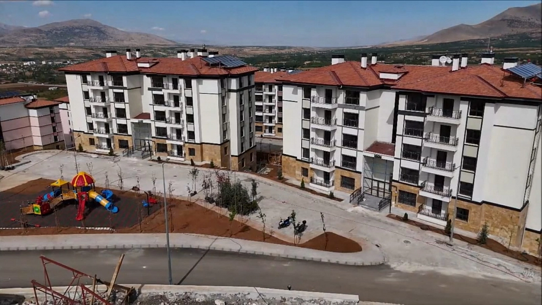 Malatya'da O İlçede Deprem Konutlarının Anahtarları Teslim Ediliyor...