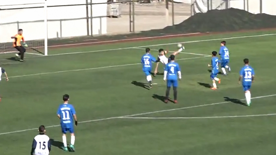 Malatya'da okul maçında röveşata golü: Tribünler ayakta alkışladı