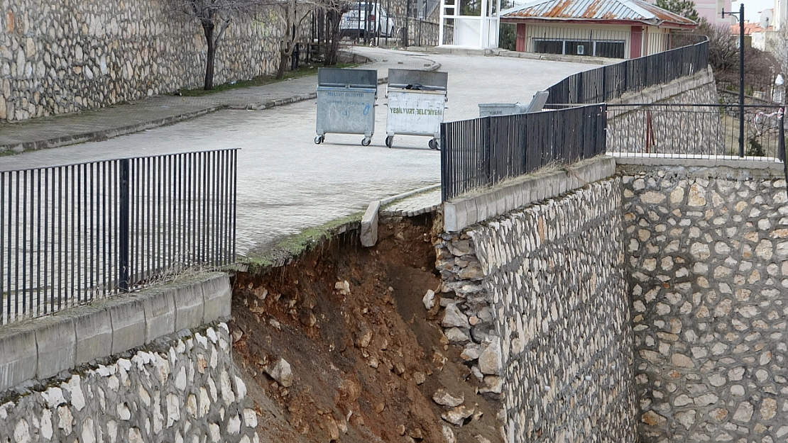 Malatya'da istinat duvarı çöktü