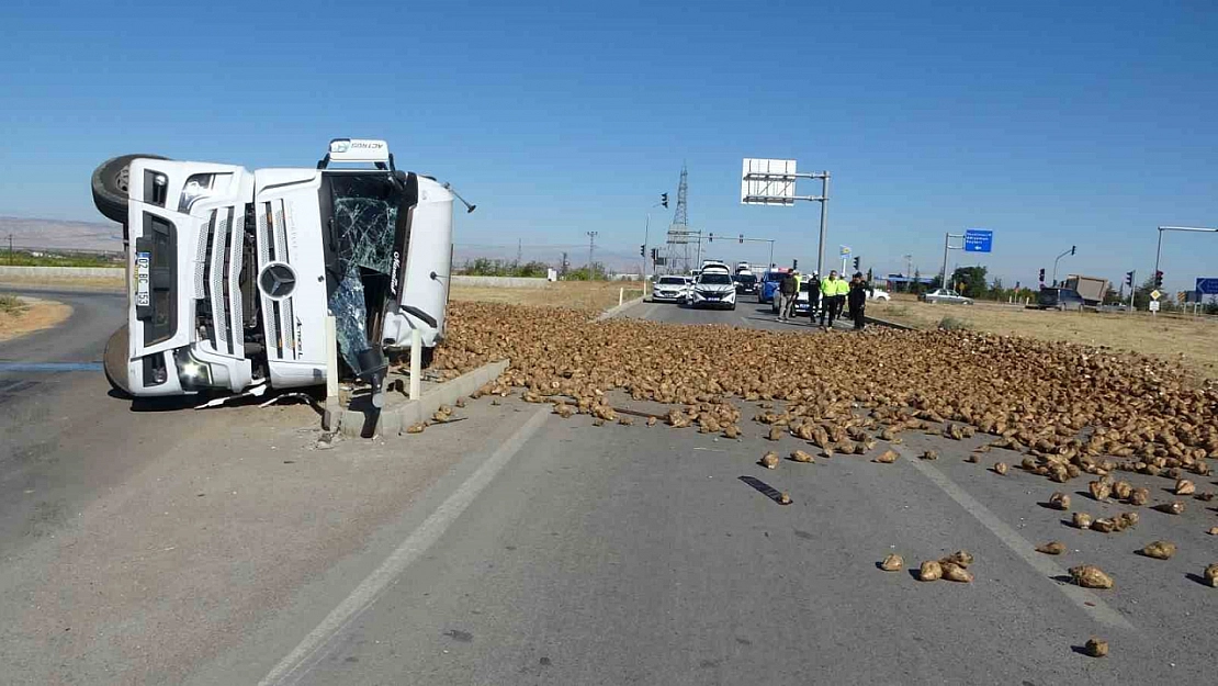 Malatya-Sivas Karayolunda Kaza: Pancar Yüklü Tır Devrildi