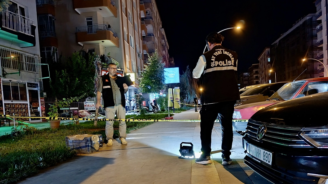 Malatya'da sokak ortasında bıçaklı kavga! 21 yaşındaki genç ağır yaralandı