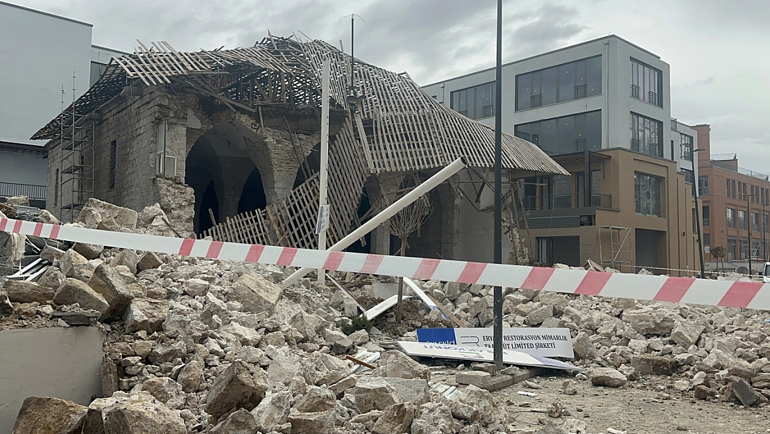 Malatya'da Tarihi Caminin Duvarı Çöktü: 1 Yaralı, O Anlar Kamerada