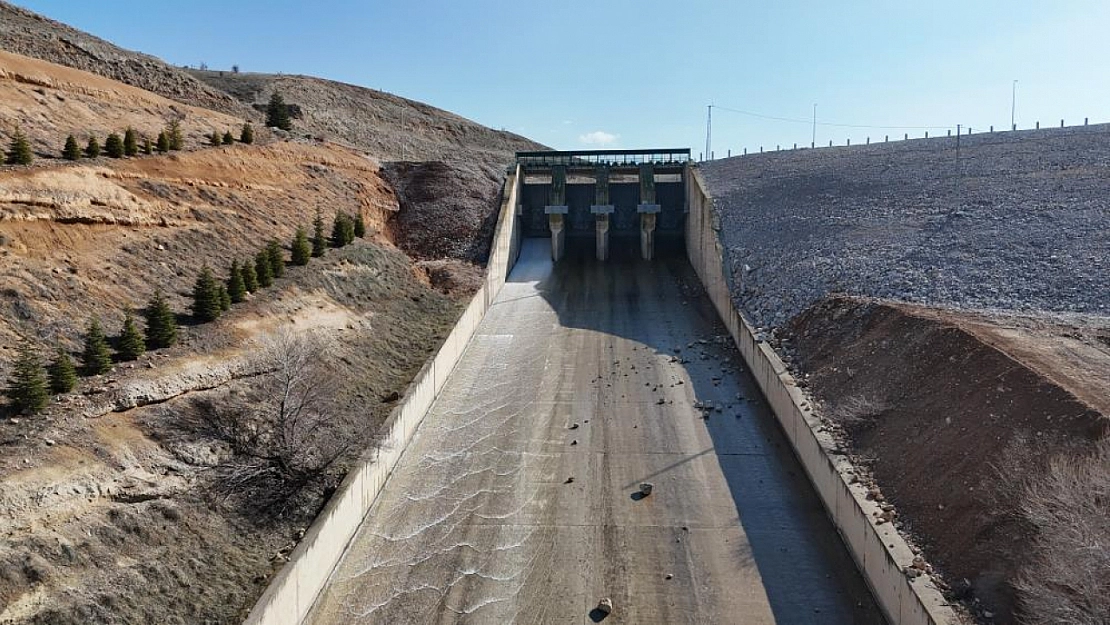 Malatya'da toprak suya doydu, barajlar coştu, kapaklar açıldı!