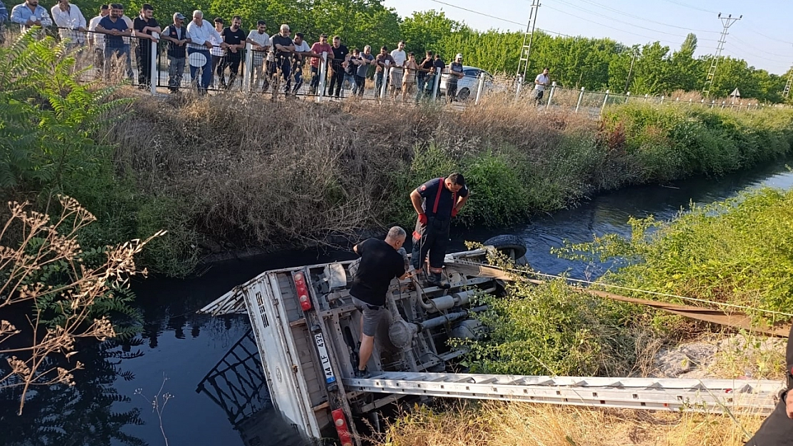 Malatya'da yem yüklü kamyon devrildi! Sürücü hayatını kaybetti