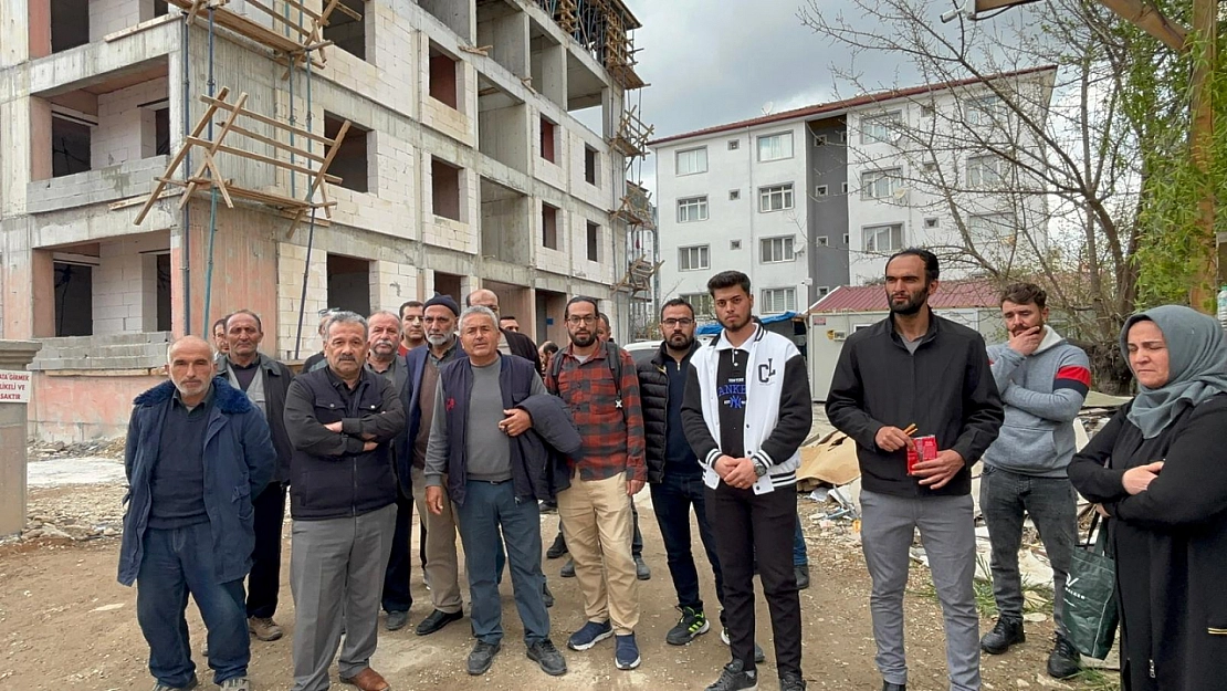 Malatya'da Yerinde Dönüşüm Krizi: Alacağını Alamayan İşçi Çatıya Çıktı