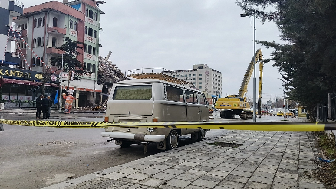 Malatya'da Devam Ediyor: 5 Katlı Bina Yıkılıyor!