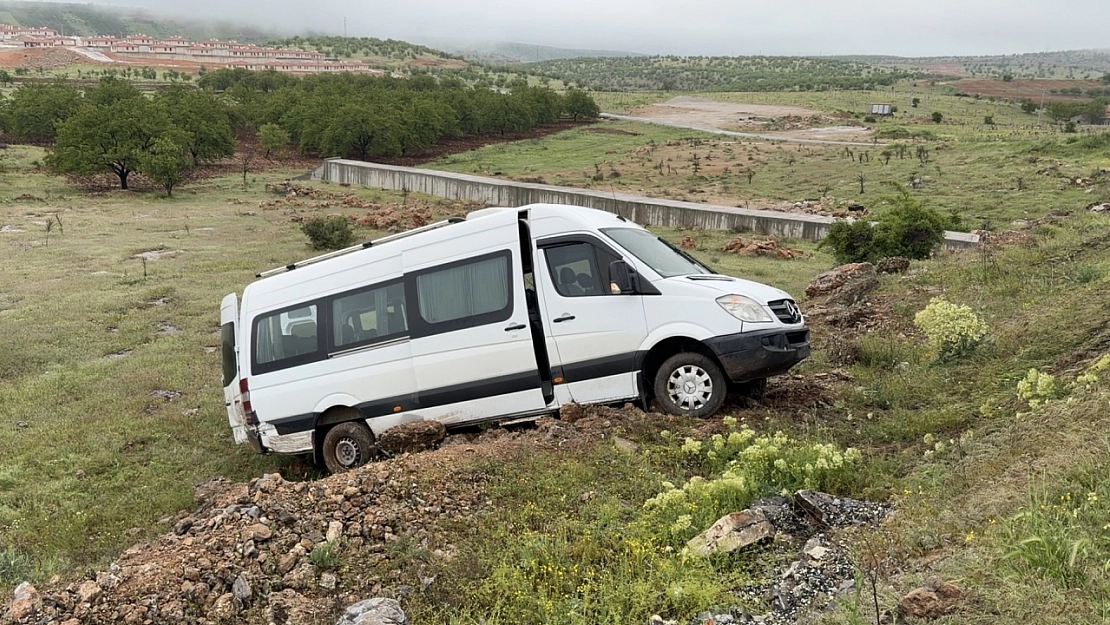 Malatya'da Minibüs Şarampole Uçtu, O Anlar Kameraya Böyle Yansıdı