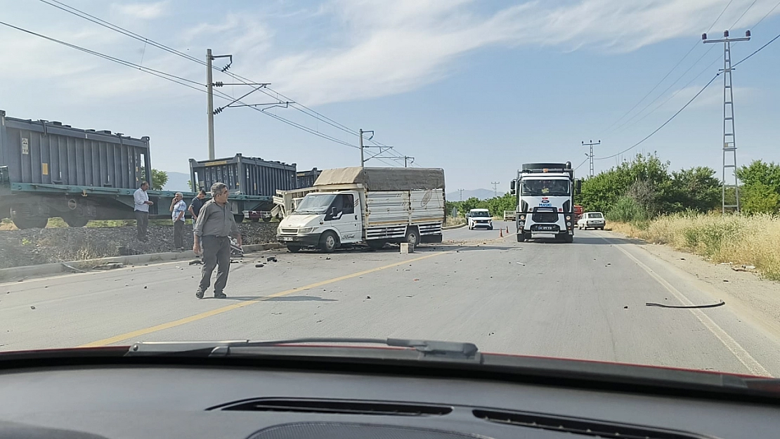 Malatya'da yük treni kamyonete çarptı..!